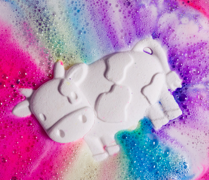 Toby´s Magic Cow, Koupelová bomba, Lush, 160 Kč/ks
Toby´s Magic Cow, Koupelová bomba, Lush, 160 Kč/ks