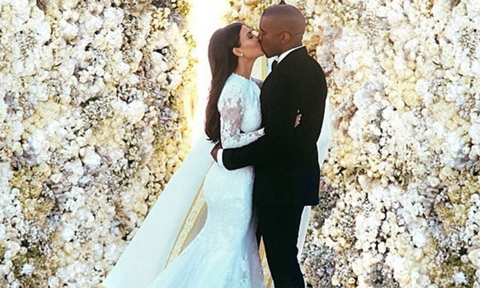 Znova a lépe

O poznání lepší investicí byla třetí svatba Kim Kardashian, která proběhla v roce 2014. Kim si vzala zpěváka Kanyeho Westa a jejich veselka byla stejně rozmanitá, jako je pár sám. Svatební oslavy začaly v Paříži, a to rovnou večeří ve Versailles. Následně hosté soukromým letadlem odletěli do Florencie, kde k tanci a poslechu zahrál John Legend či Lana del Rey. A protože Kim s Kanyem nejsou držgrešle, hradili veškeré cestovní výdaje svých hostů. Dohromady za svatbu utratili 360 milionů korun. 
