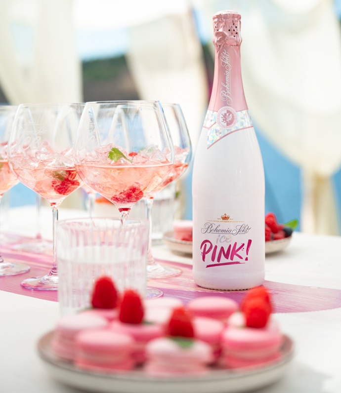 Bohemia Sekt ICE PiNK! vás překvapí svou osvěžující chutí s tóny malin. Nejlépe si ho vychutnáte ve větší vinné sklence s kostkami ledu. 
