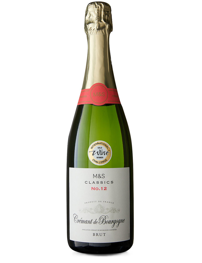 Vychutnejte si šumivý Crémant de Bourgogne. Chutná po čerstvých broskví, broskvovém květu a červeném rybízu! Prodává Marks & Spencer.
