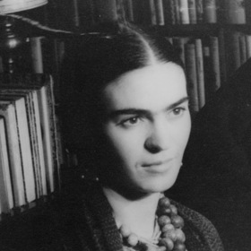 Malířka Frida Kahlo nosila husté, téměř srostlé obočí. Ačkoliv je tento trend v současnosti sporadický, jeho odpůrců ubývá a naopak pyšných nositelek tohoto tvaru obočí značně přibylo. Známým příkladem je také řecká modelka Sophia Hadjipanteli.
