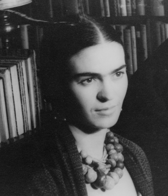 Malířka Frida Kahlo nosila husté, téměř srostlé obočí. Ačkoliv je tento trend v současnosti sporadický, jeho odpůrců ubývá a naopak pyšných nositelek tohoto tvaru obočí značně přibylo. Známým příkladem je také řecká modelka Sophia Hadjipanteli.
