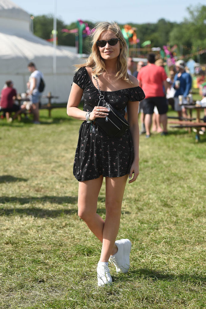 Ledvinka a tenisky jsou ideálním pohodlným základem festivalového outfitu.
