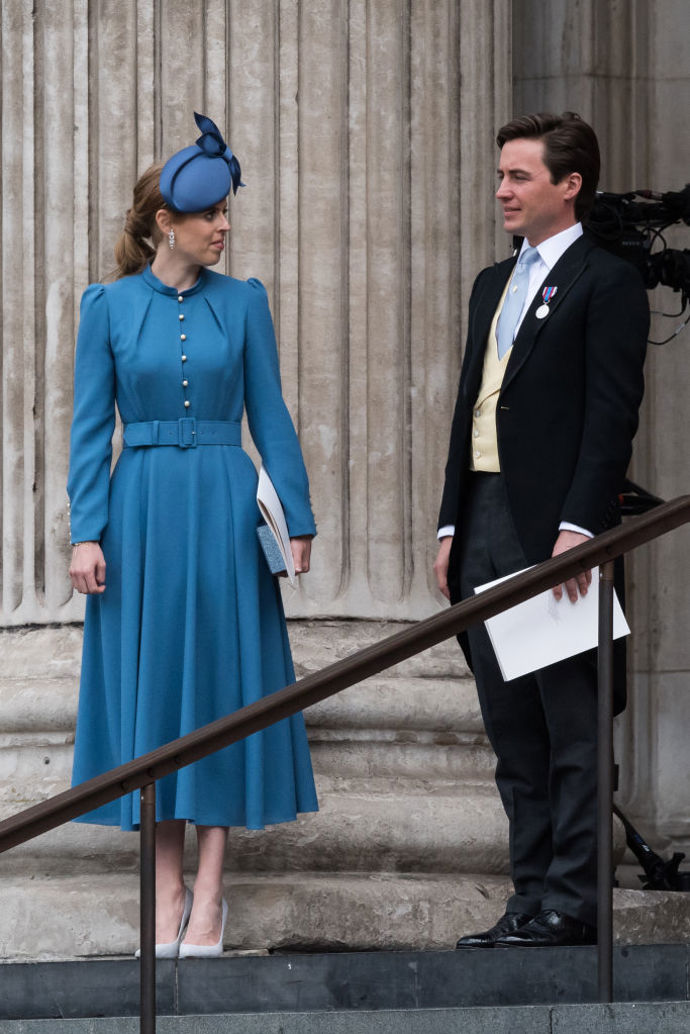 Princezna Beatrice

Všimli jste si, že princezna Beatrice oblékla stejné šaty značky Beulah London jako Sophie Windsor? Zatímco Sophie dala přednost růžové barvě, Beatrice se rozhodla pro modré šaty.
