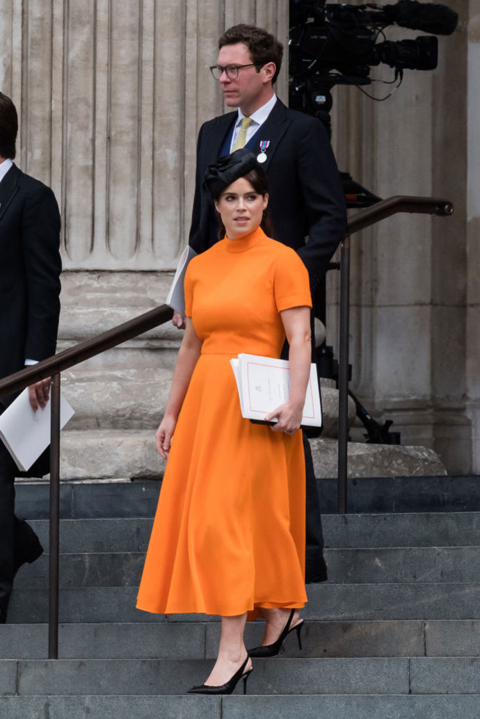 Princezna Eugenie

Ruku na srdce, kombinace oranžové a černé je poměrně odvážná. Přesto se jí princezna Eugenie nezalekla a rozhodla se, že oranžové šaty oblékne na děkovnou bohoslužbu.
