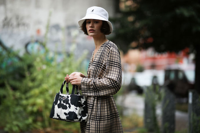 Bucket hat nemusí slušet každému, to ovšem neplatí o Lee Neumann.
