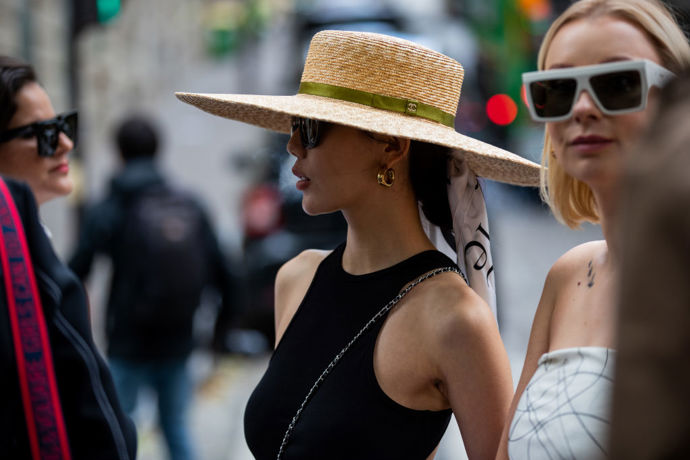 Slamák můžete posadit i na drdol, který obvážete šátkem, a vznikne tak krásně rafinovaný styling.
