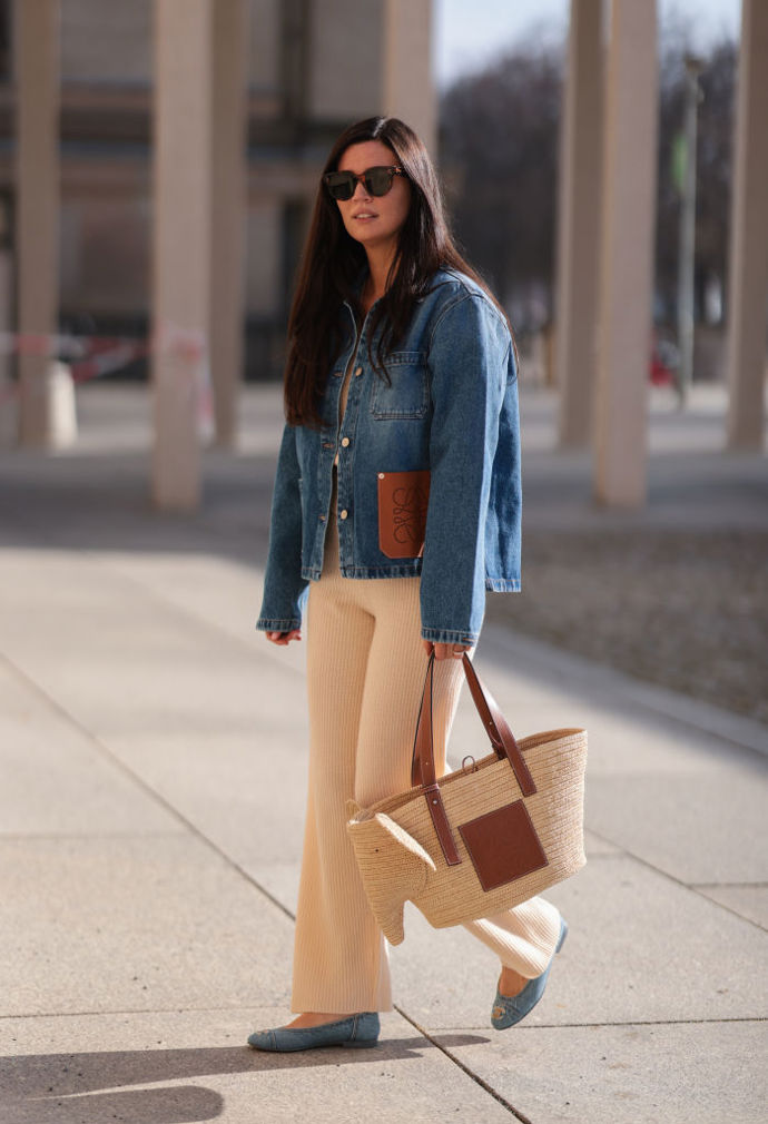 Džínová bunda se na chladnější večery může hodit i v létě a se slaměným košíkem tvoří stylový look.
