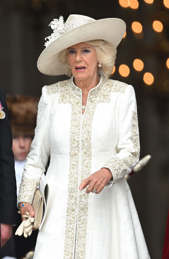 Camilla, vévodkyně z Cornwallu

Na páteční slavnost vévodkyně z Cornwallu zvolila krémové šaty od Fiona Clare, které doplnila o zdobený klobouk od Philipa Treacyho.

 
