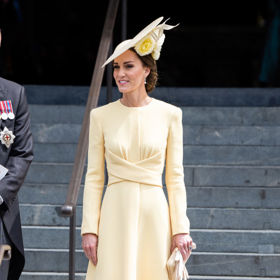 Kate Middleton

Děkovnou bohoslužbu v katedrále svatého Pavla rozzářila vévodkyně z Cambridge, a to svým světle žlutým outfitem a kloboukem s květinovým detailem. V tomto případě si Kate vypůjčila šperky od samotné královny Alžběty II.
