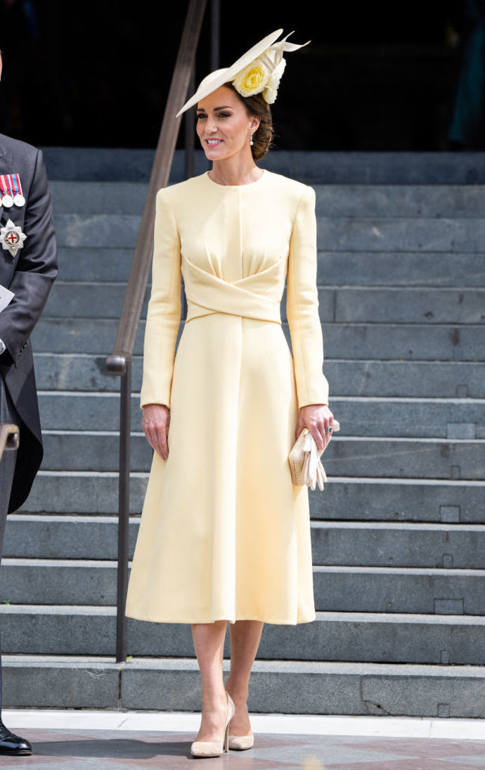 Kate Middleton

Děkovnou bohoslužbu v katedrále svatého Pavla rozzářila vévodkyně z Cambridge, a to svým světle žlutým outfitem a kloboukem s květinovým detailem. V tomto případě si Kate vypůjčila šperky od samotné královny Alžběty II.

