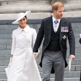 Meghan Markle

Oslavy platinového jubilea si nenechal ujít ani rebelský pár, tedy Meghan Markle a princ Harry. Meghan Markle si pro svůj návrat do Velké Británie zvolila kamínkově bílý trenčkot a sukni Dior, klobouk a boty rovněž od značky Dior. Na uších jí zase viseli náušnice Snowflake Snowstorm od Maison Birks.
