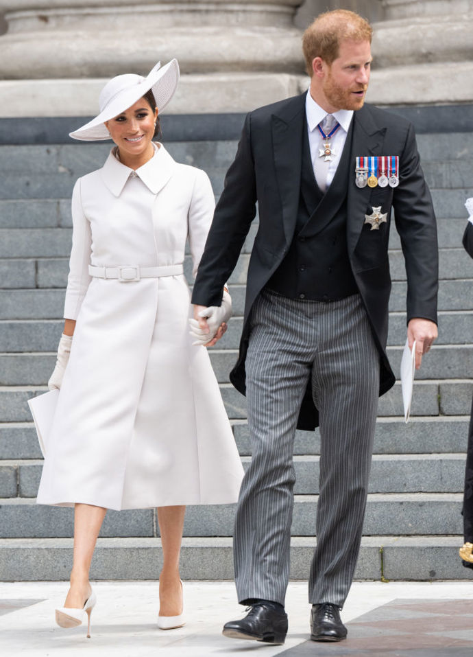Meghan Markle

Oslavy platinového jubilea si nenechal ujít ani rebelský pár, tedy Meghan Markle a princ Harry. Meghan Markle si pro svůj návrat do Velké Británie zvolila kamínkově bílý trenčkot a sukni Dior, klobouk a boty rovněž od značky Dior. Na uších jí zase viseli náušnice Snowflake Snowstorm od Maison Birks.
