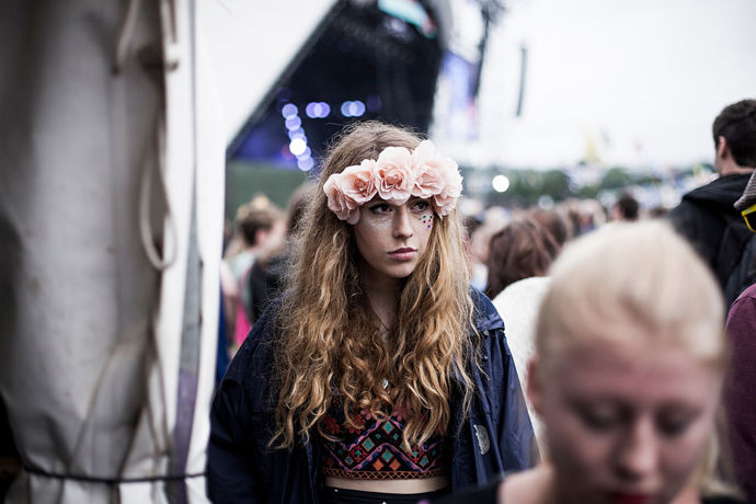 Květinové čelenky a líčení plné flitrů a třpytek nesmí na festivalu chybět.
