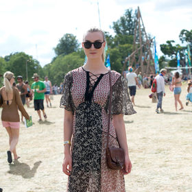 Pevná obuv je na festivalu základ, a tak k šatům v boho stylu můžete klidně obout i klasické farmářky.
