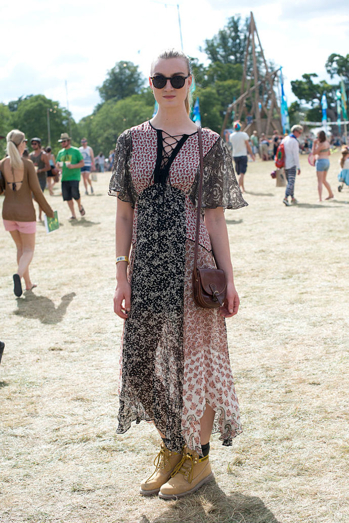 Pevná obuv je na festivalu základ, a tak k šatům v boho stylu můžete klidně obout i klasické farmářky.
