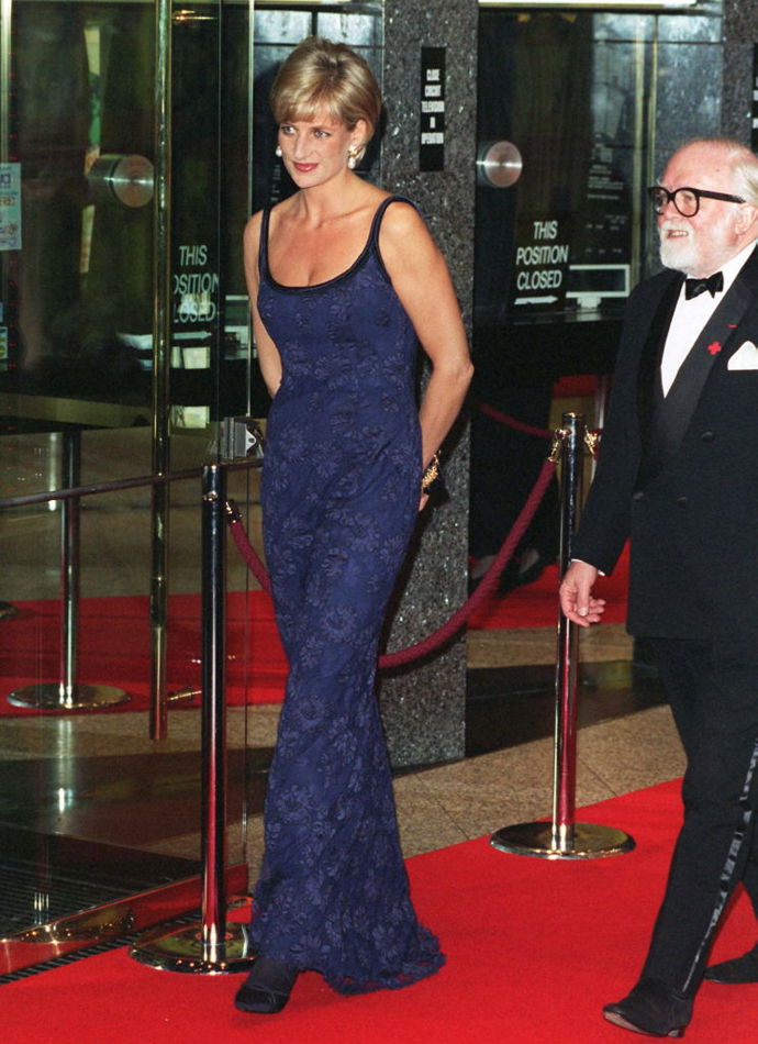 Šaty na ramínka si princezna Diana oblékla na premiéru In Love And War.
Šaty na ramínka si princezna Diana oblékla na premiéru In Love And War.