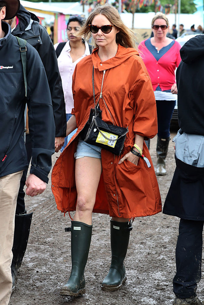 Jako povinnou výbavu na festivaly zvolila holínky i britská návrhářka Stella McCartney
