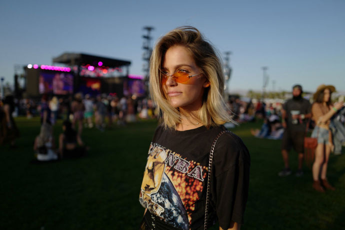 Tričko s potiskem a barevné sluneční brýle ozvláštní jakýkoliv festivalový outfit.
