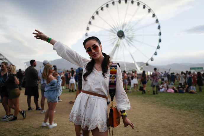 Pokud je vám boho styl bližší než rockerský, určitě oceníte overal s výšivkami.
