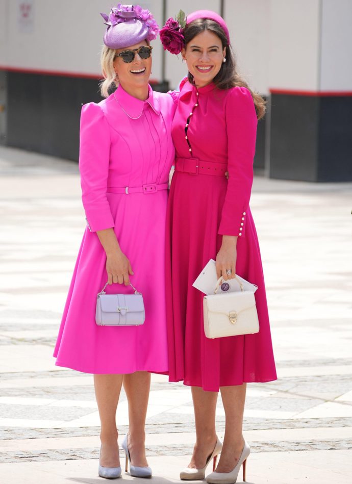 Zara Tindall a Sophia Windsor

Jen růžová to může být! To si zřejmě zpívala vnučka královny Alžběty II. Zara Tindall a Sophie, manželka Lorda Fredericka Windsora. V těchto růžových outfitech dorazila urozená dvojice na bohoslužbu v katedrále svatého Pavla.
