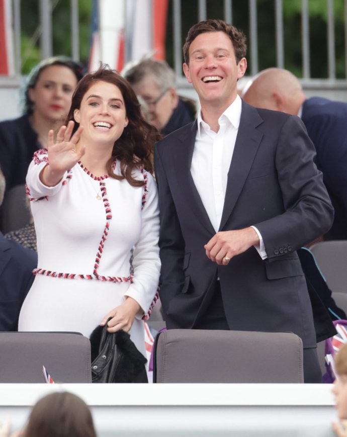 Princezna Eugenie

Na sobotní večerní „platinovou“ párty dorazila princezna Eugenie v bílých šatech s červenomodrým lemováním, které v sobě odráželo britskou vlajku.
