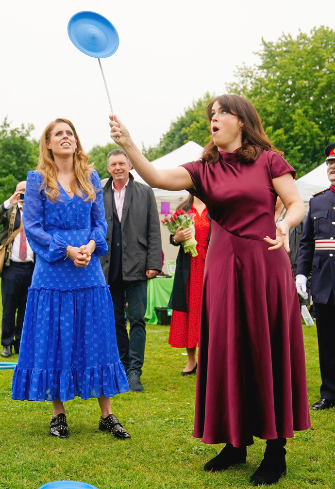 Princezna Eugenie a Beatrice

Na poslední den oslav se princezna Eugenie a princezna Beatrice náležitě sladily do britských barev, tedy do červené a modré barvy.
