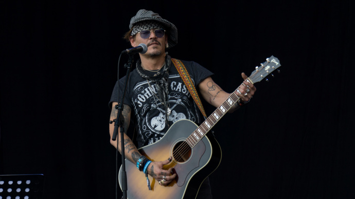 Johnny Depp chtěl být nejdříve rockovou hvězdou, což se mu v podstatě splnilo. Jako bonus se stal i jedním z nejznámějších herců na světě. Zdá se, že fakt, že nemá školu v cestě jeho úspěchu rozhodně nestojí.
