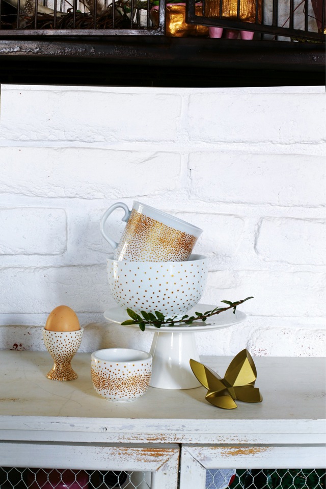 Máte doma bílý hrnek či misku, co postrádají šmrnc? Vezměte zlatý fix a dejte porcelánu novou podobu