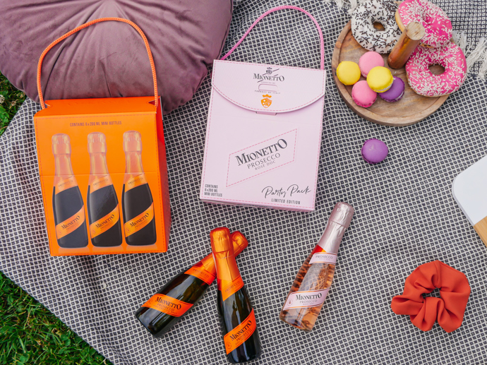 Stylové balení Mionetto party pack obsahuje šest lahví Mionetto Prosecco Piccolo o objemu 0,2 l. Díky svému praktickému, ale především originálnímu designu, který připomíná dámskou kabelku, je ideální volbou pro piknik s kamarádkami. Pořídíte za doporučenou maloobchodní cenu 499 Kč.
