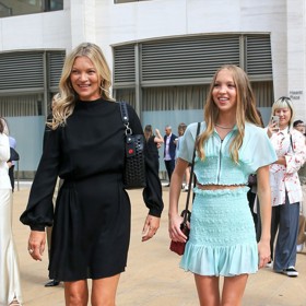 Kate Moss s dcerou Lilou Grace Moss-Hack vypadají spíše jako sestry, dvojčata. Jejich vzájemná podoba je téměř neuvěřitelná. Teprve devatenáctiletá Lila se navíc věnuje stejně jako její matka modelingu.
