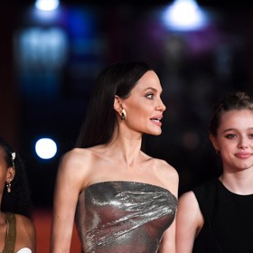 Dcera Angeliny Jolie a Brada Pitta v poslední době odhodila chlapecký styl a prošla velkou přeměnou. Zdůraznila tak své ženské rysy v obličeji, které jsou téměř identické s těmi Angeliny Jolie.
