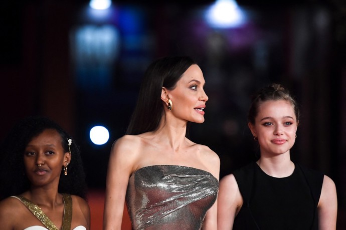 Dcera Angeliny Jolie a Brada Pitta v poslední době odhodila chlapecký styl a prošla velkou přeměnou. Zdůraznila tak své ženské rysy v obličeji, které jsou téměř identické s těmi Angeliny Jolie.

