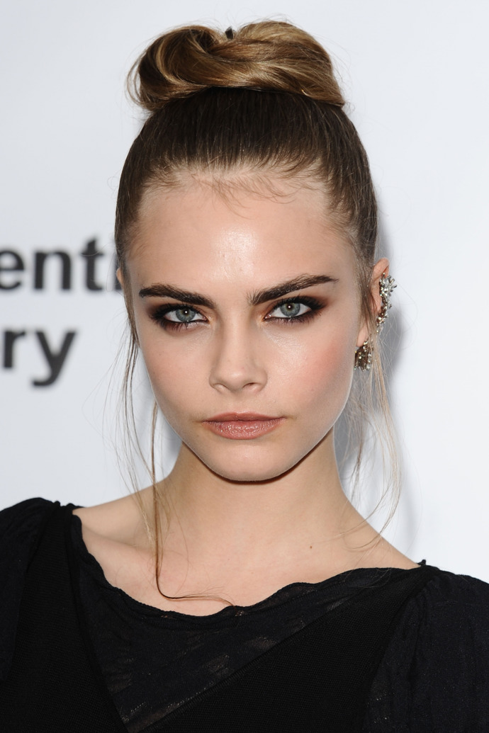 Modelka Cara Delevigne postavila na svém výrazném, mírně srostlém a rozcuchaném obočí celou svou úspěšnou kariéru.
