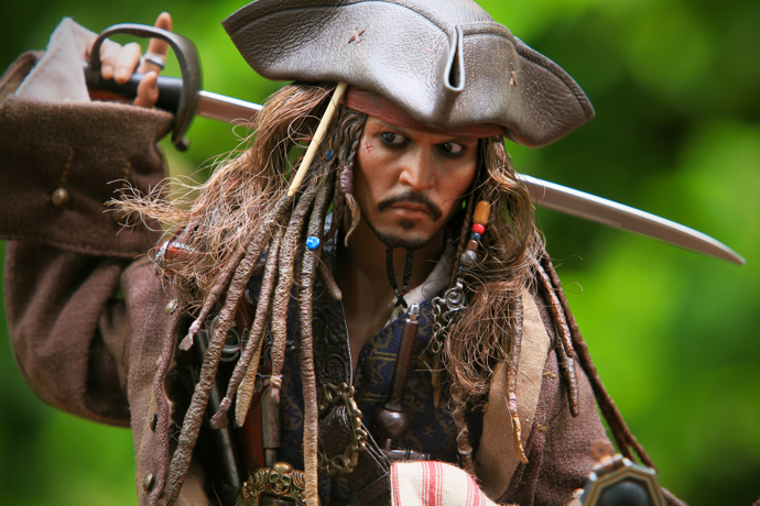 Johnny Depp při natáčení filmu Piráti z Karibiku. Role piráta se mu navždy vryla do paměti velmi negativně, především kvůli manželství s Amber, které procházelo při natáčení super krizí. 

