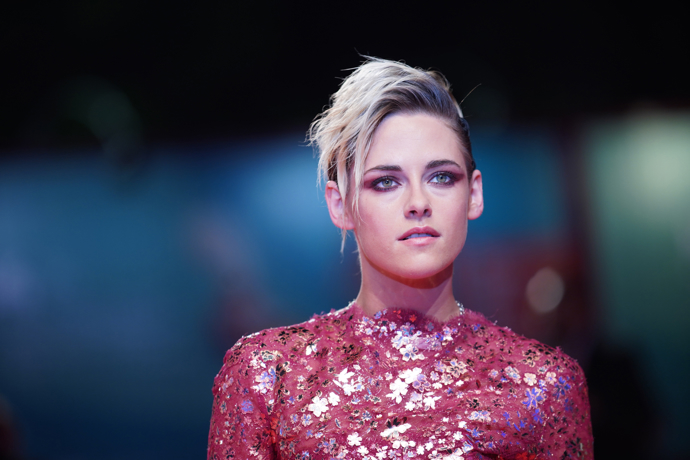 Kristen Stewart se nedávno svěřila svým fanouškům, že vystudovala střední školu až potom, co ji původně opustila, aby se mohla soustředit na svou hereckou kariéru.
