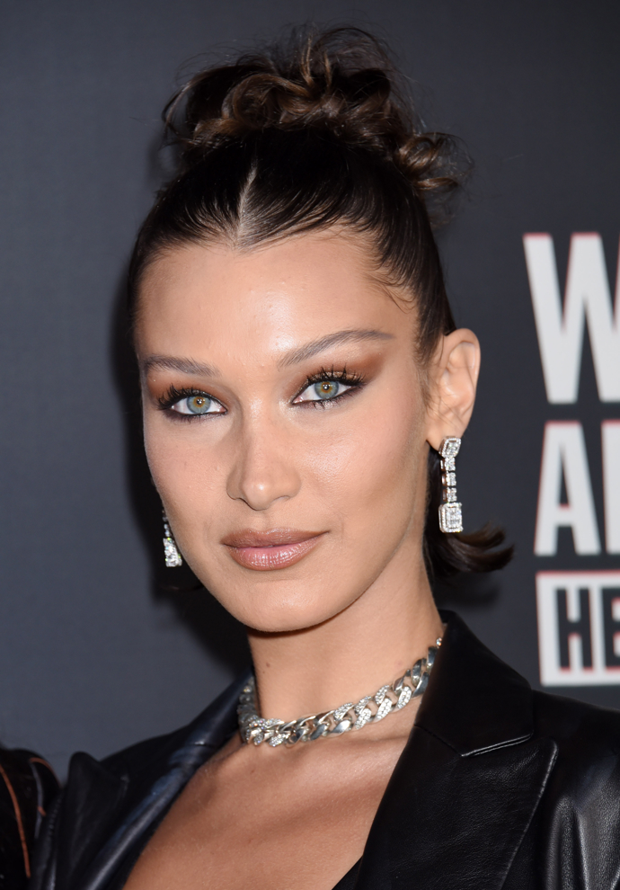 Bella Hadid se nedávno stala průkopnicí znovuobjeveného trendu tenkého obočí ve tvaru půl měsíce. Moc jiných celebrit ale tomuhle tvaru v současné době nefandí. Co myslíte, vrátí se tenké obočí zpátky do módy?
