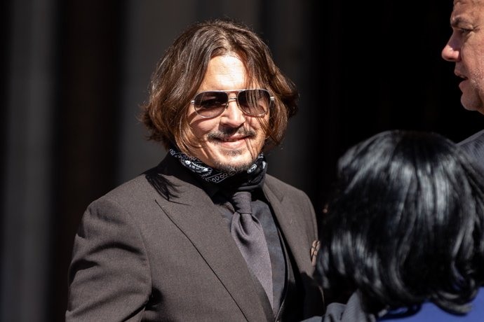Johnny Depp odchází od soudu, kde se snažil očistit svou pověst.
