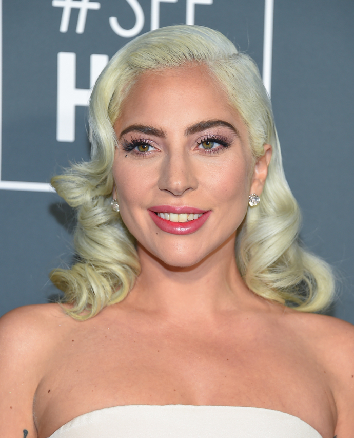 Také Lady Gaga nosí tmavé obočí přirozeného obloukového tvaru, které její přitažlivé oči ještě více zvýrazní.
