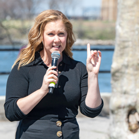 Oblíbená komediální herečka Amy Schumer dokazuje své komediální vlohy všude, kam přijde. Poslední dobou se rozhodně nebojí odhalovat svým fanouškům realitu v podobě nenalíčené tváře nebo fotek a videí ze své domácnosti během mateřské. Dává tak najevo, že jí humor není cizí, ani když je pro ni vše nové či vzhůru nohama.
