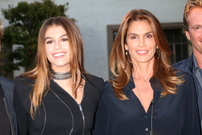  

 

Teprve dvacetiletá dcera Cindy Crawford sdílí se svou matkou nejen podobu, ale vydala se také na dráhu supermodelky.
