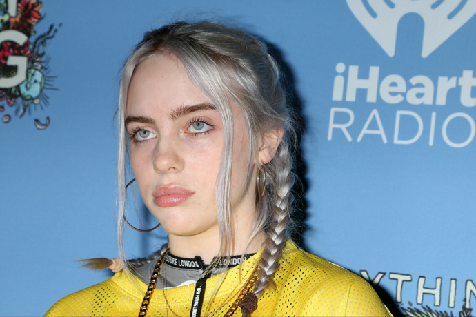 Také Billie Eilish se za tvar svého obočí vůbec nestydí, naopak si ho téměř nenechává upravovat, takže vypadá opravdu přirozeně.
