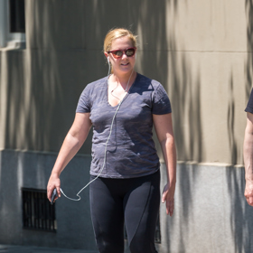 Amy Schumer se rozhodně nebojí odhalovat svým fanouškům realitu v podobě nenalíčené tváře nebo fotek své domácnosti a mateřství. Dává tak najevo, že jí humor není cizí, i když je zrovna její domácnost vlivem nového člena rodiny vzhůru nohama. Navíc účinkuje také v klipu, který dívky podporuje, aby se nebály ukázat přirozené, bez make upu.
