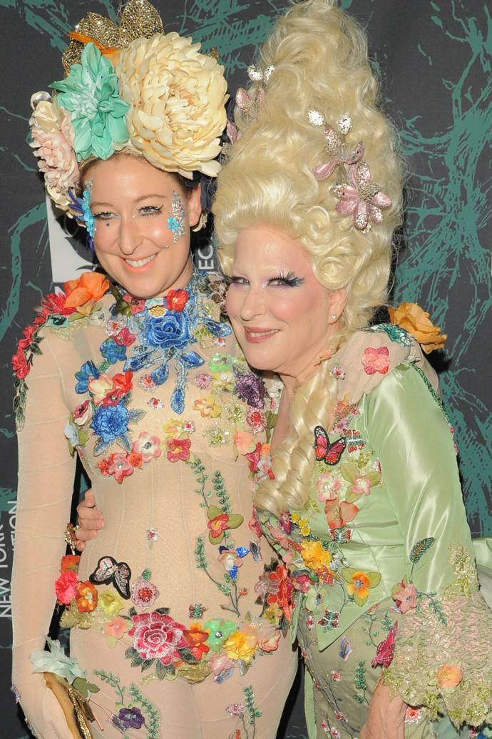 Podobnost americké zpěvačky Bette Midler a její 32leté dcery Sophie Von Haselberg je nepřehlédnutelná. Tyhle dvě vypadají jako dvojčata a při pohledu na dvojici, můžete mít dokonce pocit, že vidíte dvojmo. Mají totiž velice podobný obličej a obě mají také blond odstín vlasů. Sophie se sice nedala na kariéru zpěvačky, ale stejně zůstala u umění. Rozhodla se totiž pro herectví a svět filmu.
