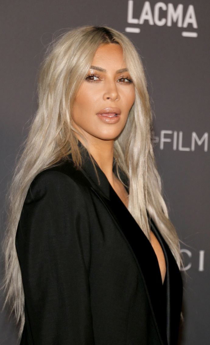 Kim Kardashian patří mezi průkopnice dalšího ze současných trendů v obočí. Neváhala si ho totiž odbarvit, aby se více hodilo k jejím odbarveným vlasům.
