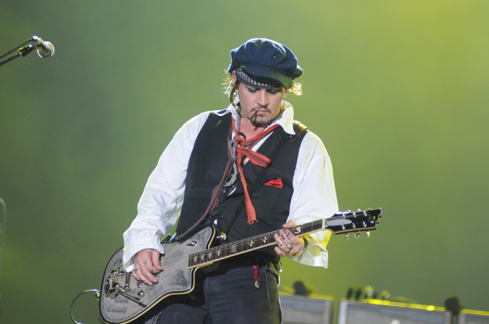 Johnny Depp je znám také jako zpěvák a kytarista, který je mimo jiné členem kapely Hollywood Vampires.
