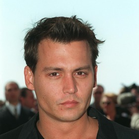 Johnny Depp se na začátku své kariéry věnoval především hudbě. Fotografie je z roku 1997, kdy se už naplno věnoval herectví a účastnil se festivalu v Cannes. 
