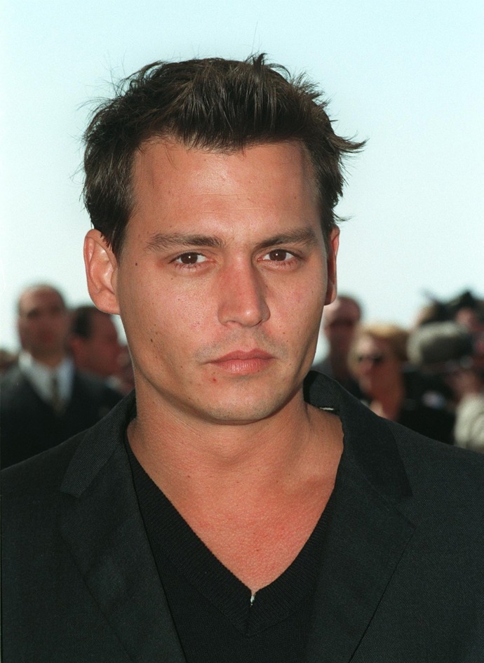 Johnny Depp se na začátku své kariéry věnoval především hudbě. Fotografie je z roku 1997, kdy se už naplno věnoval herectví a účastnil se festivalu v Cannes. 
