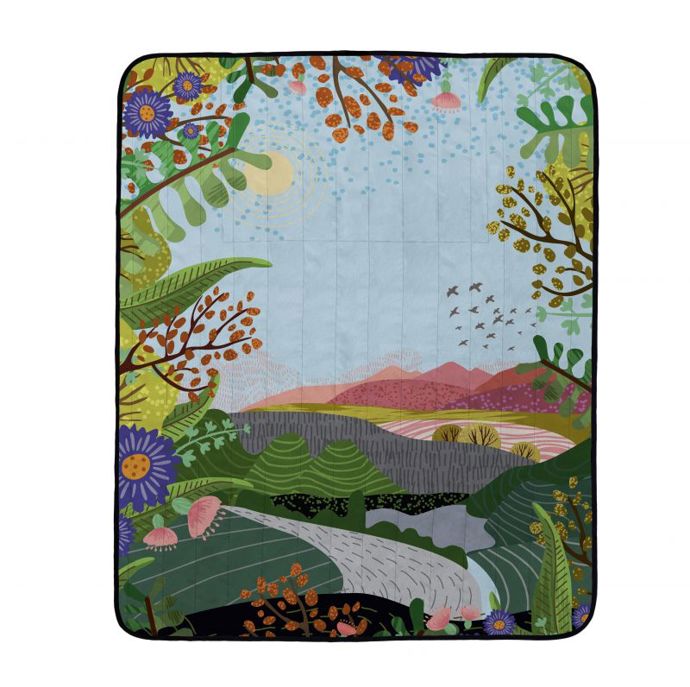 Pikniková deka we love nature je z jemného hebkého polyesterového materiálu. Navíc spodní neprodyšná vrstva zajistí, že hned tak neprochladnete. Prodává Butter Kings, 1590 Kč.
