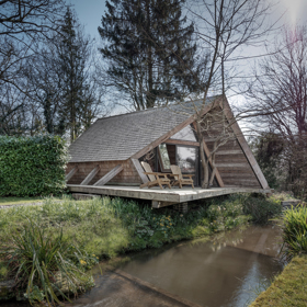 Majitelé si nechali architekty navrhnout projekt tak, aby zvládli chatku postavit sami s pomocí přátel a za použití do nejdostupnějších materiálů. Stavba tak musela být co nejjednodušší a nejpraktičtější.
